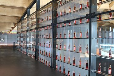 Large glass display area for whisky bottles